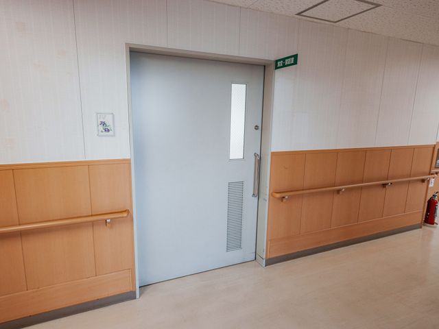 廊下にある安全なドア 廊下 手すりが設置された廊下です。動きやすく安全な移動が可能になっています。