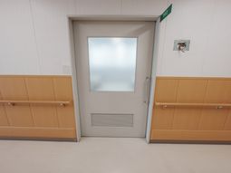 落ち着いた廊下の扉