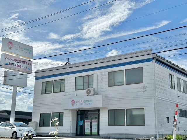 広々とした建物の外観 外観 清潔感のある施設です。空が広がる明るい環境で、快適な就業が期待できます。