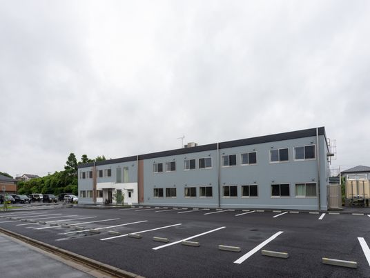 雨の日の建物外観