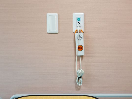 ナースコールの壁