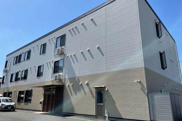 広々とした建物の外観