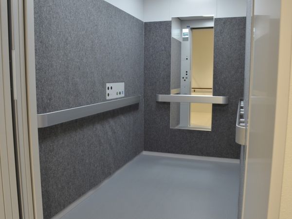広いエレベーター