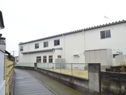 白い外観の建物