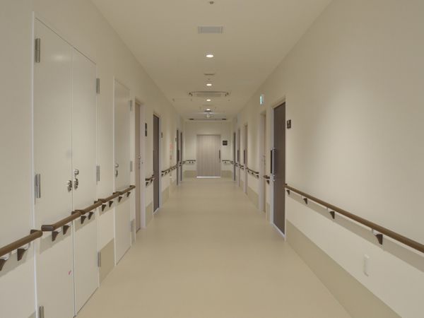 手すり付きの長い廊下