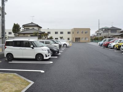 広い駐車場と建物