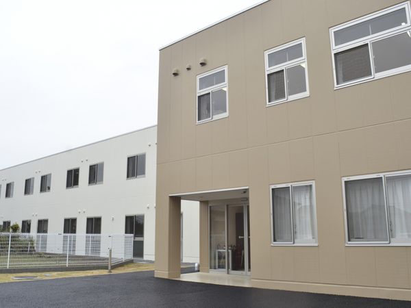 施設入り口の外観