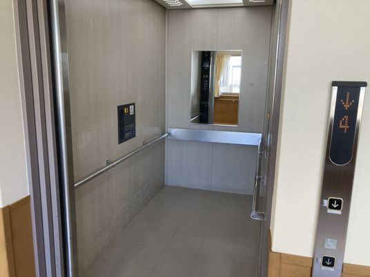 手すり付きのエレベーター