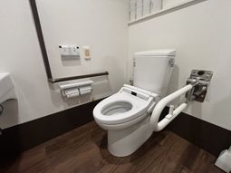 広く設計されたトイレ
