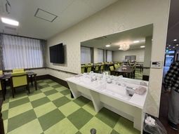 緑の床が印象的な部屋