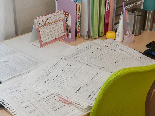 書類が並ぶデスク  