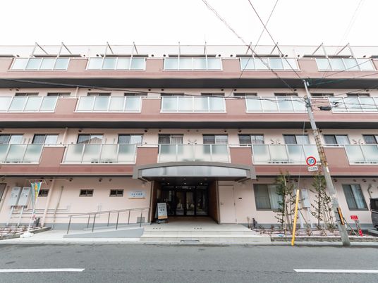 街路に面した建物外観