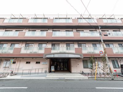 街路に面した建物外観