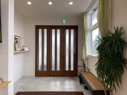 植物とベンチがある廊下