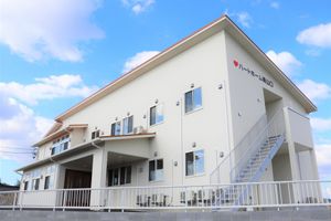 青空の下にある施設外観