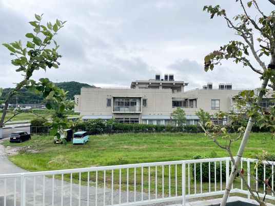 広々とした外観