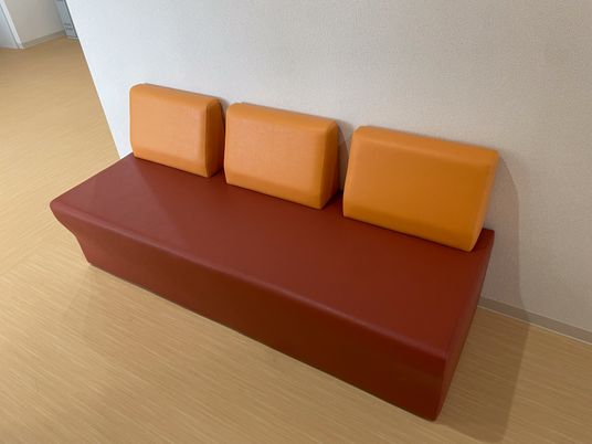 オレンジのソファの廊下