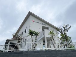 看板付き建物外観