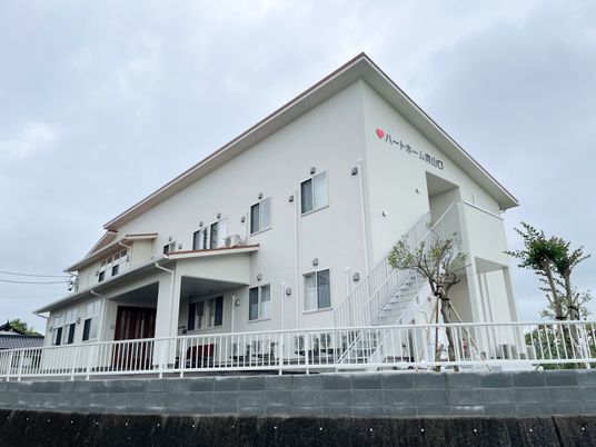 白い建物の外観