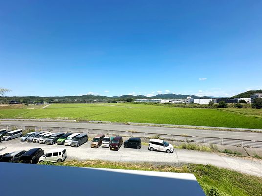 車が並ぶ広い駐車場