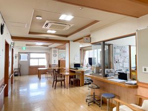明るい廊下とカウンター
