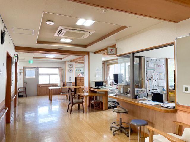 明るい廊下とカウンター