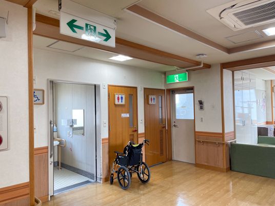 車椅子のある廊下