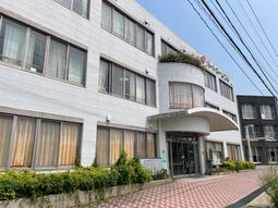 落ち着いた外観の建物