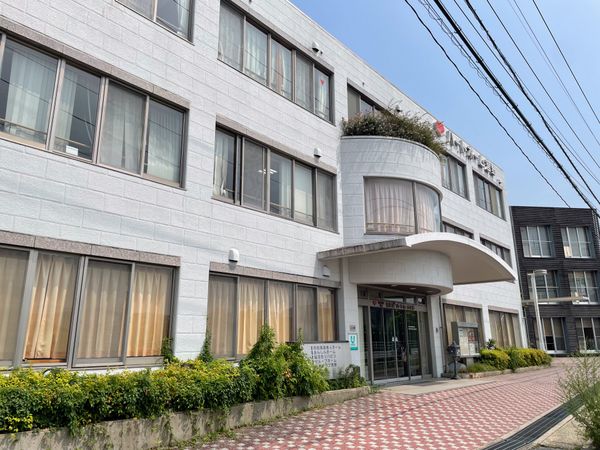 落ち着いた外観の建物