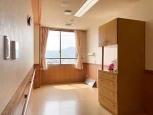 窓際の明るい居室