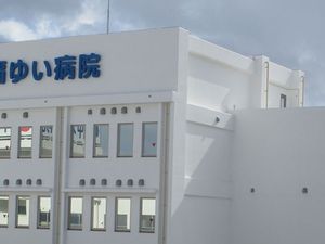 白い建物の外観  