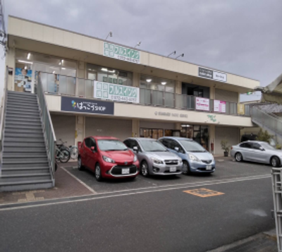 自転車と車が並ぶ外観
