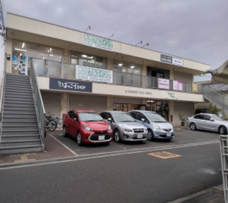 自転車と車が並ぶ外観