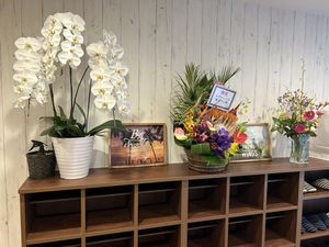 花が並ぶエントランス  