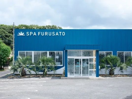 青い外観の建物  
