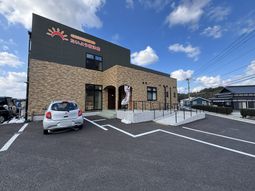レンガ調の建物外観