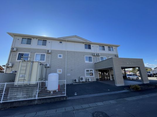 落ち着いた色合いの建物外観
