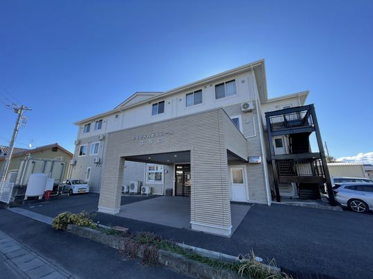 広いエントランスの外観