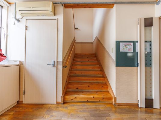 木製階段のある廊下