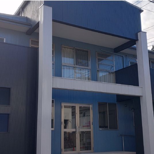 青い外観の建物