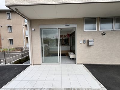 屋外からのエントランス