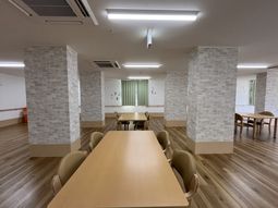 広々とした明るい食堂