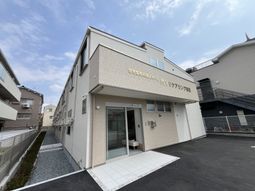 白い建物の外観