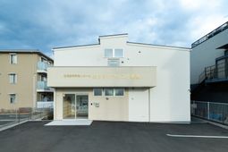 白い建物の外観