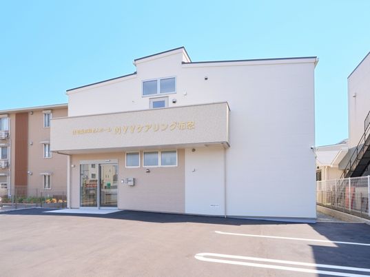 明るい青空の建物外観