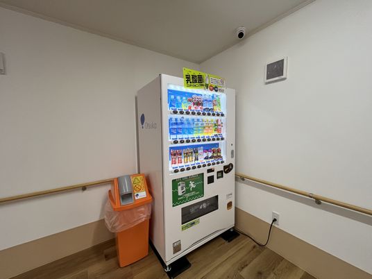 自動販売機とゴミ箱のある廊下