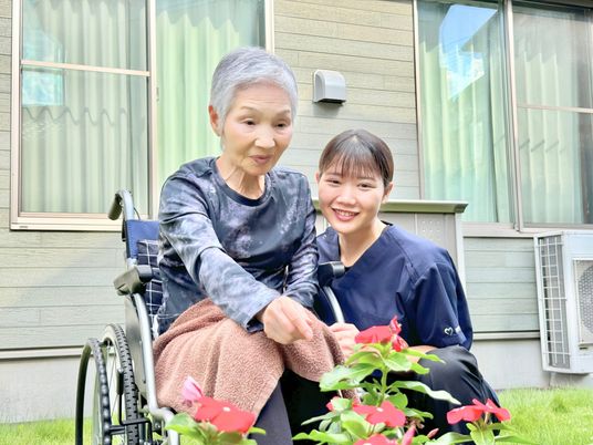 花を鑑賞する様子