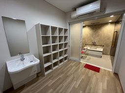 広々とした浴室