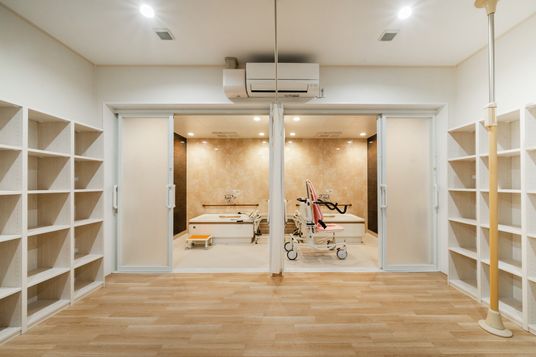 介護用設備が整った浴室