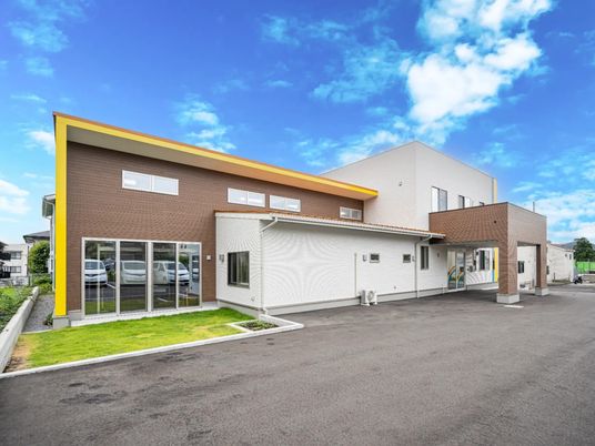 明るい外観の建物  